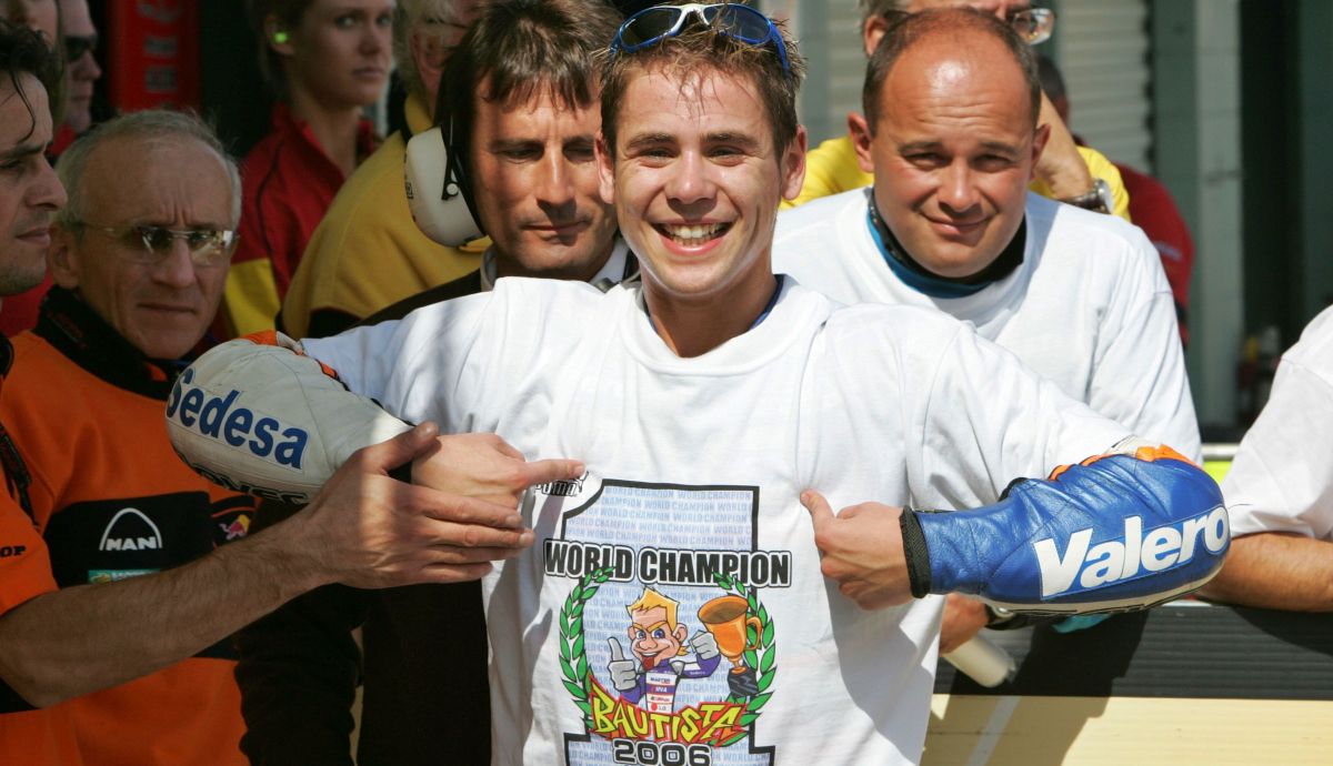 Álvaro Bautista celebra su título mundial de 125cc en 2006
