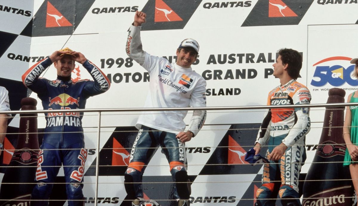 Mick Doohan celebra su quinto título mundial de 500cc ante Simon Crafar y Álex Crivillé