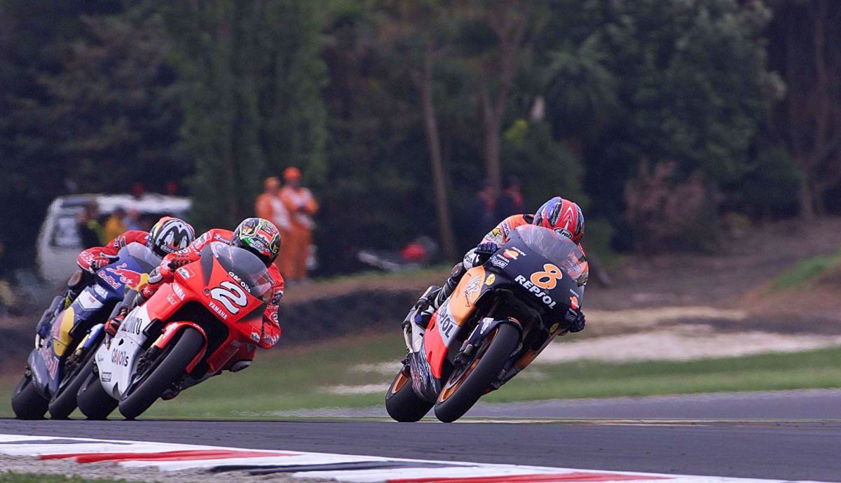 Tadayuki Okada ganó en Phillip Island 1999 ante Max Biaggi y Regis Laconi