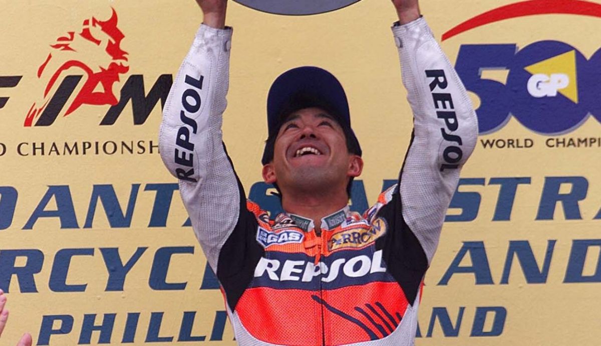 Tadayuki Okada celebra su victoria en Phillip Island 1999