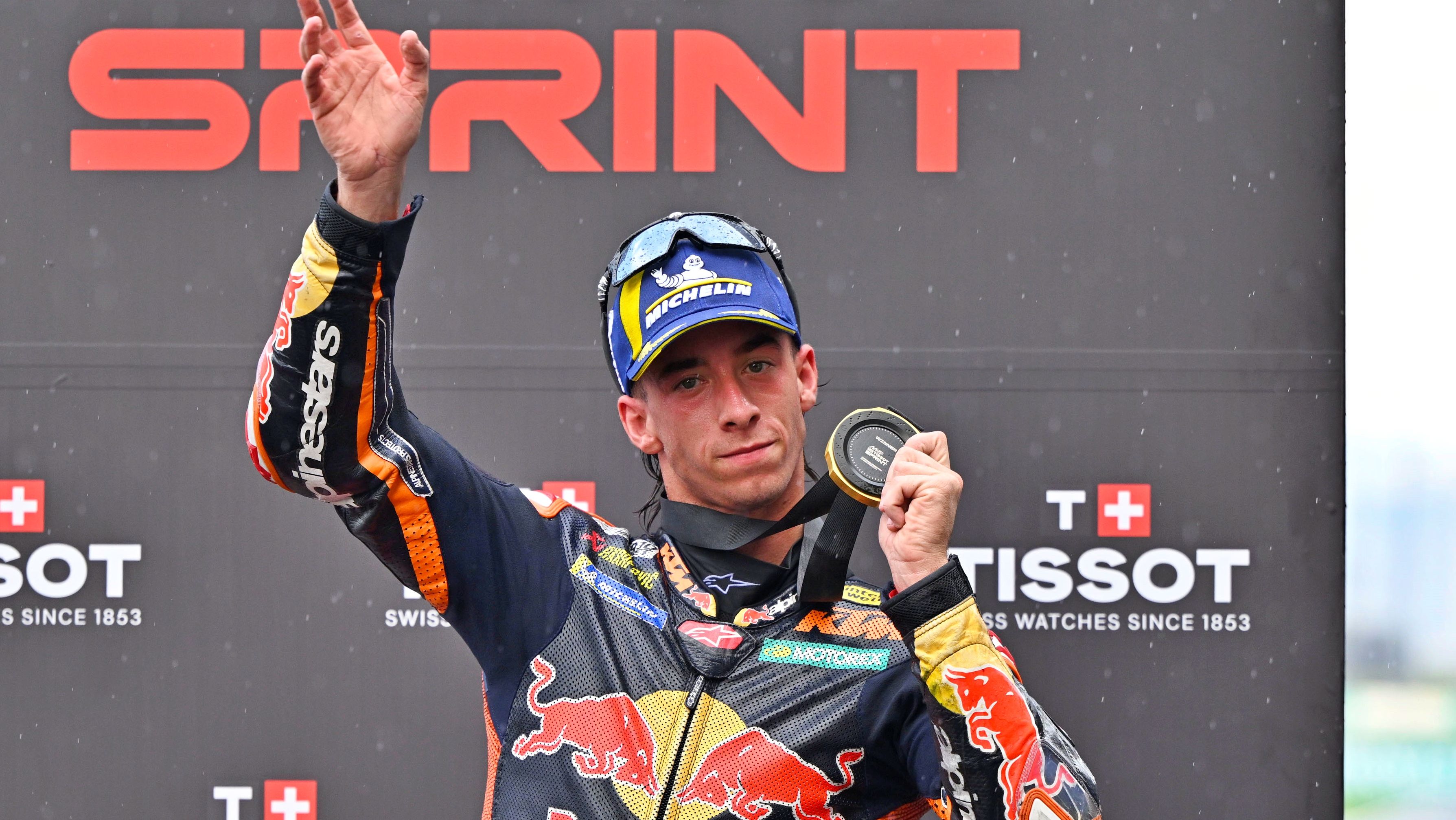 Pedro Acosta celebra su victoria en el Sprint de Sepang