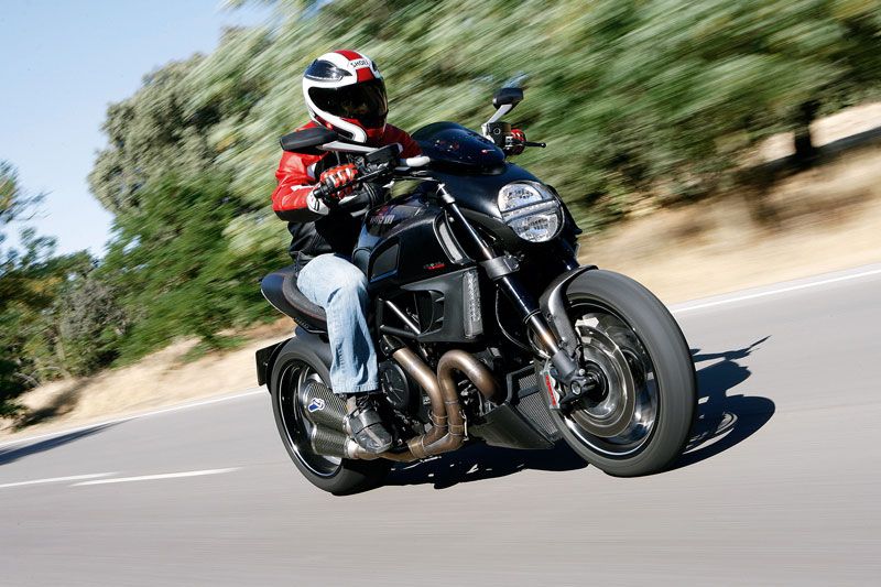 Ducati Diavel Carbon, en acción