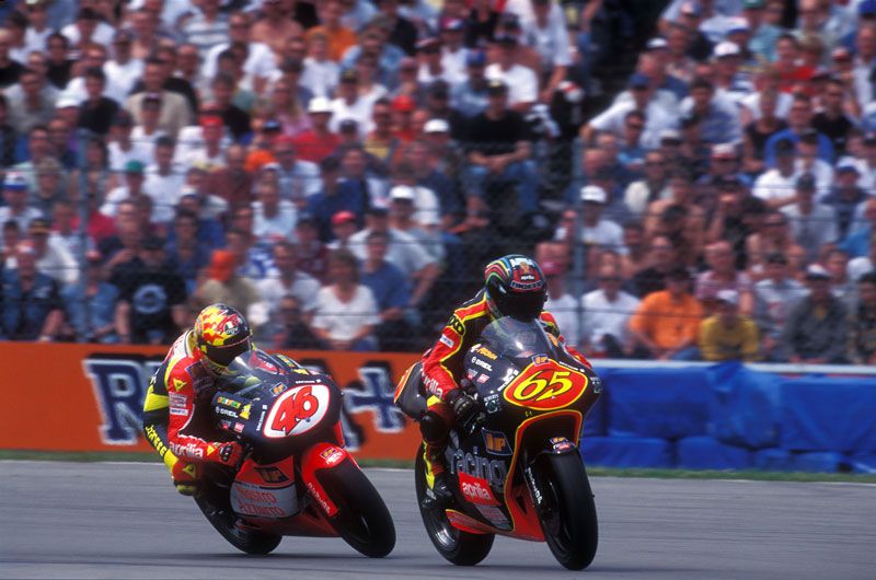 Pique con Valentino Rossi en 250