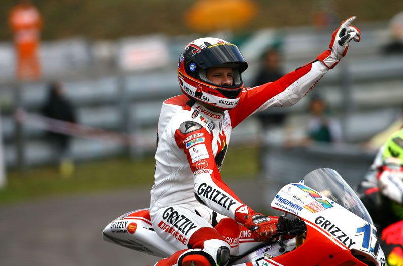 2008, continúa con Aprilia y gana su primera carrera