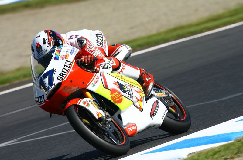 2008, continúa con Aprilia y gana su primera carrera