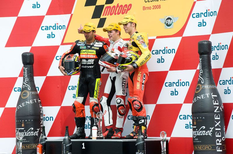 2008, continúa con Aprilia y gana su primera carrera