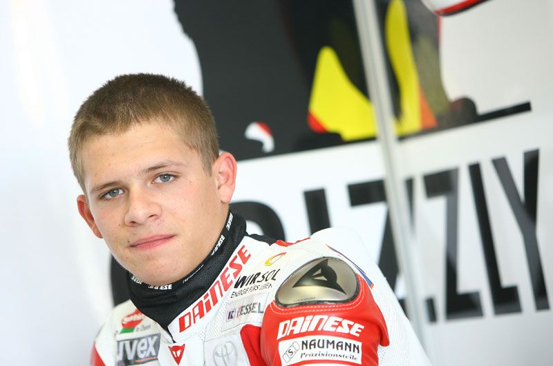2008, continúa con Aprilia y gana su primera carrera
