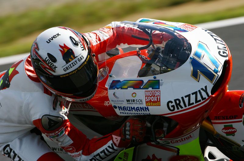 2008, continúa con Aprilia y gana su primera carrera