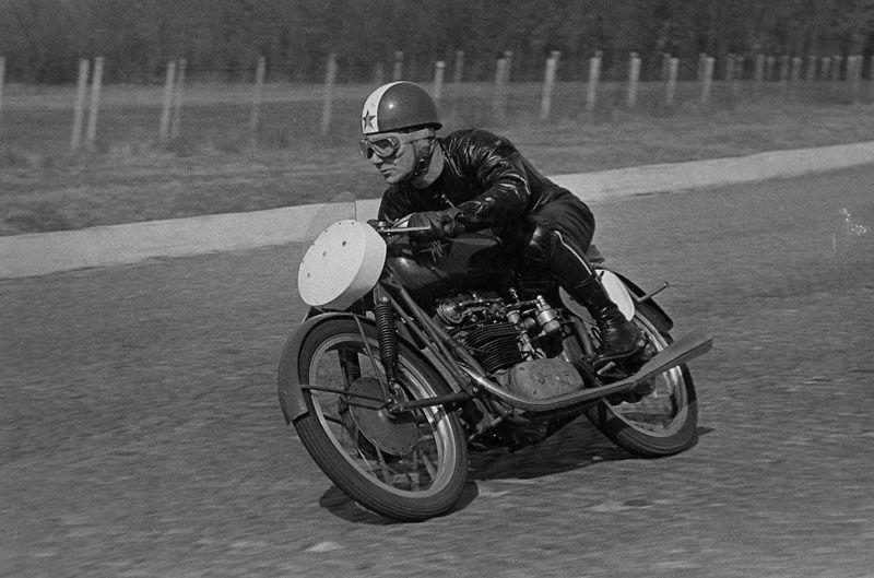 Carlo Ubbiali con una MV Agusta