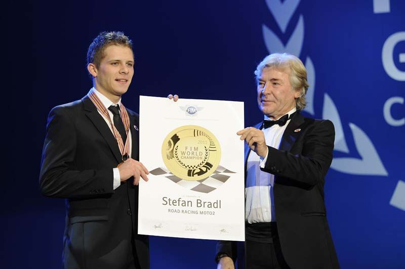 Angel Nieto entregó el premio a Stefan Bradl