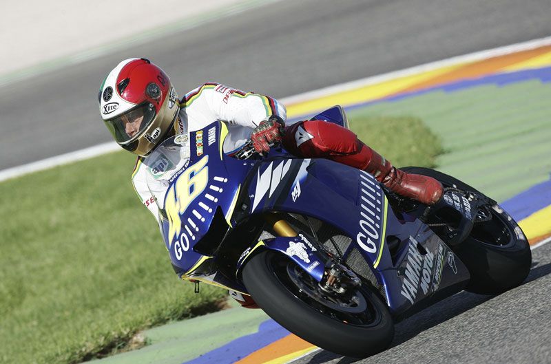 Agostni con la Yamaha M1 de Valentino Rossi