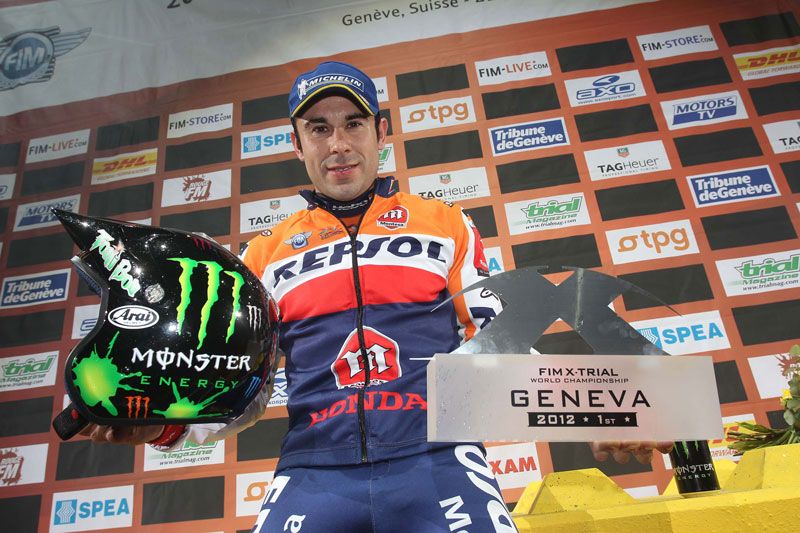 Toni Bou en el podio del Indoor de Ginebra
