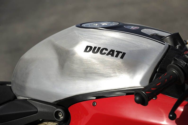Ducati 1199 Panigale con Óscar Pena y Troy Bayliss