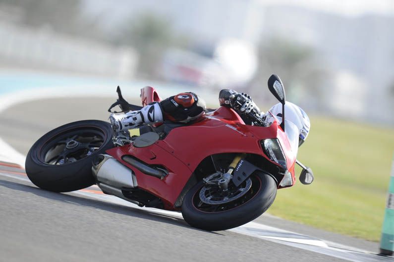 Ducati 1199 Panigale con Óscar Pena y Troy Bayliss