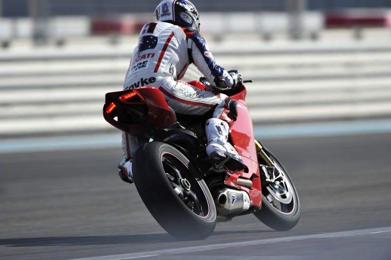 Ducati 1199 Panigale con Óscar Pena y Troy Bayliss