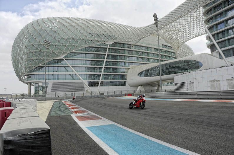 Ducati 1199 Panigale con Óscar Pena y Troy Bayliss