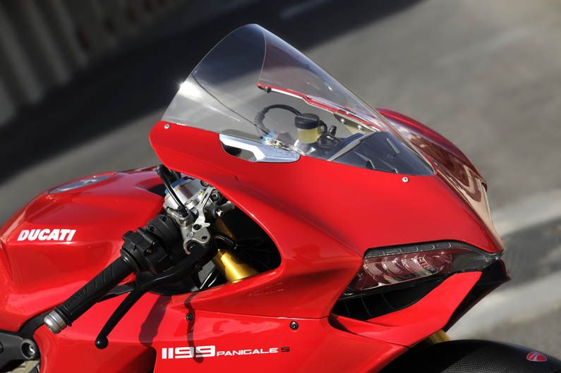 Ducati 1199 Panigale con Óscar Pena y Troy Bayliss