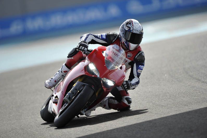 Ducati 1199 Panigale con Óscar Pena y Troy Bayliss
