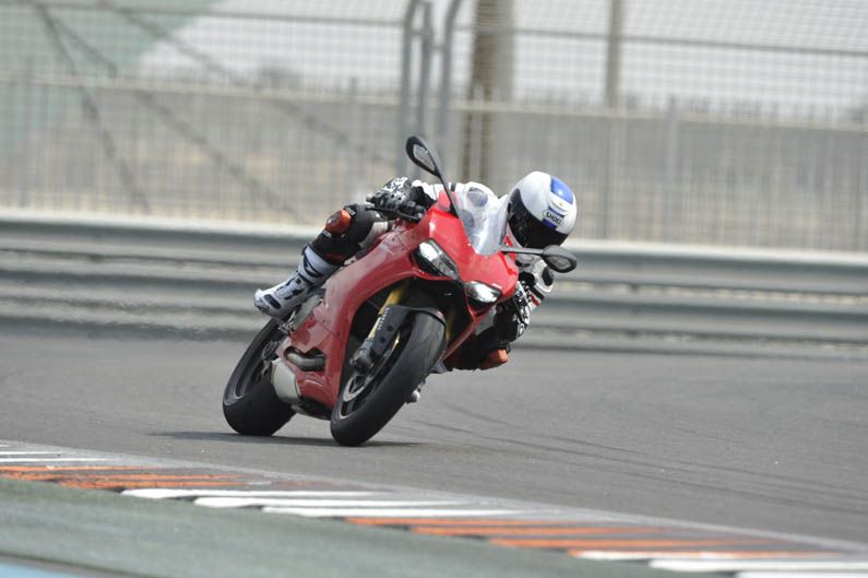 Ducati 1199 Panigale con Óscar Pena y Troy Bayliss