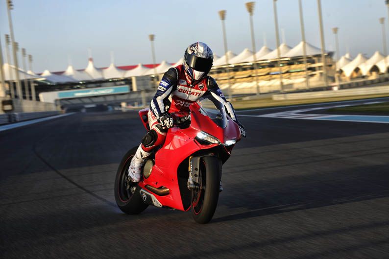 Ducati 1199 Panigale con Óscar Pena y Troy Bayliss
