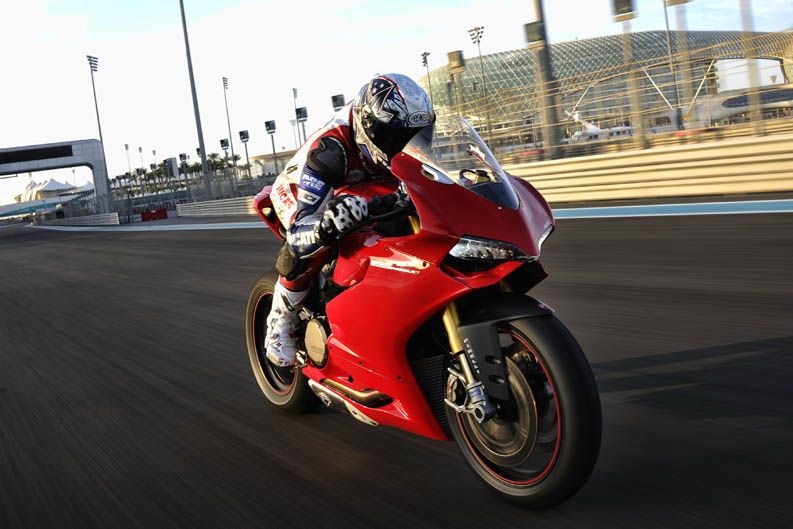 Ducati 1199 Panigale con Óscar Pena y Troy Bayliss