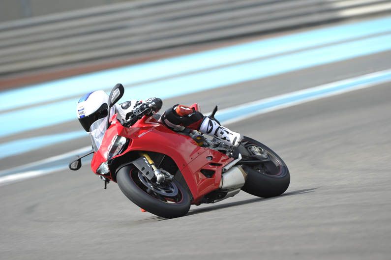 Ducati 1199 Panigale con Óscar Pena y Troy Bayliss