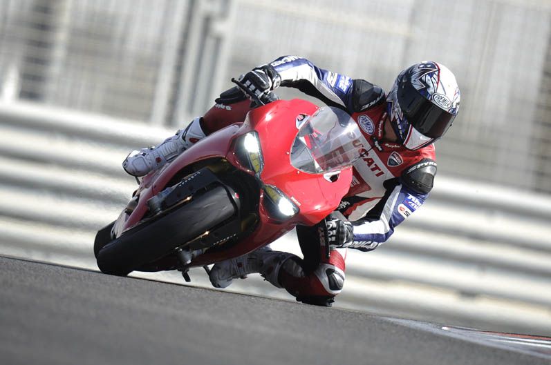 Ducati 1199 Panigale con Óscar Pena y Troy Bayliss