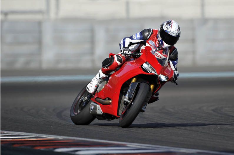 Ducati 1199 Panigale con Óscar Pena y Troy Bayliss