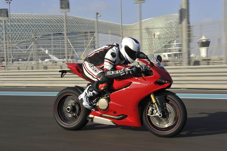 Ducati 1199 Panigale con Óscar Pena y Troy Bayliss