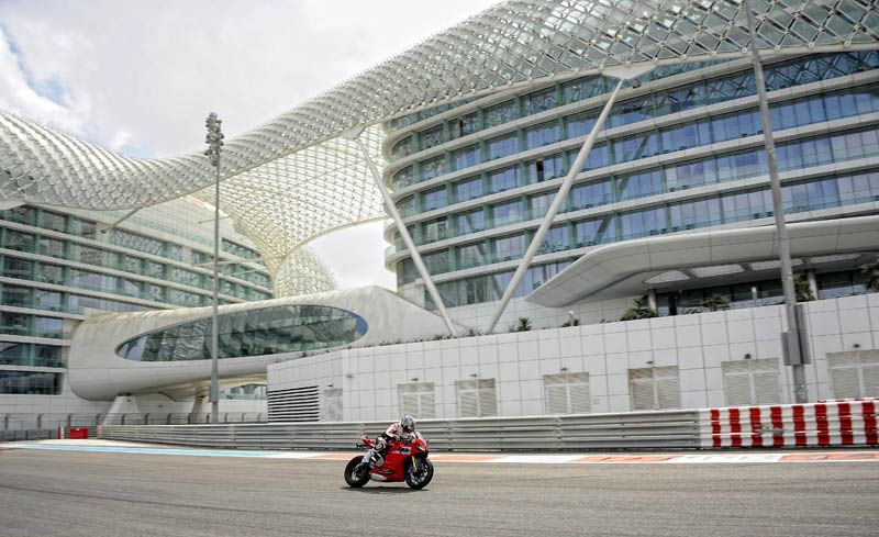 Ducati 1199 Panigale con Óscar Pena y Troy Bayliss