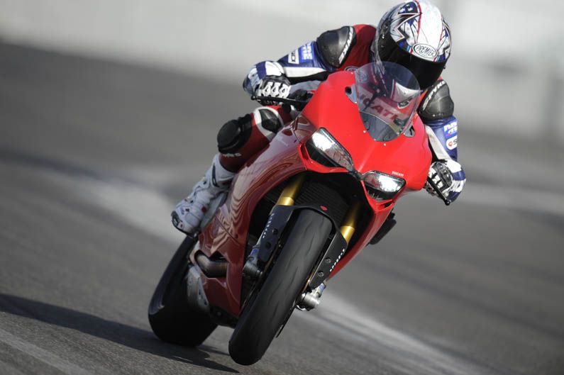 Ducati 1199 Panigale con Óscar Pena y Troy Bayliss