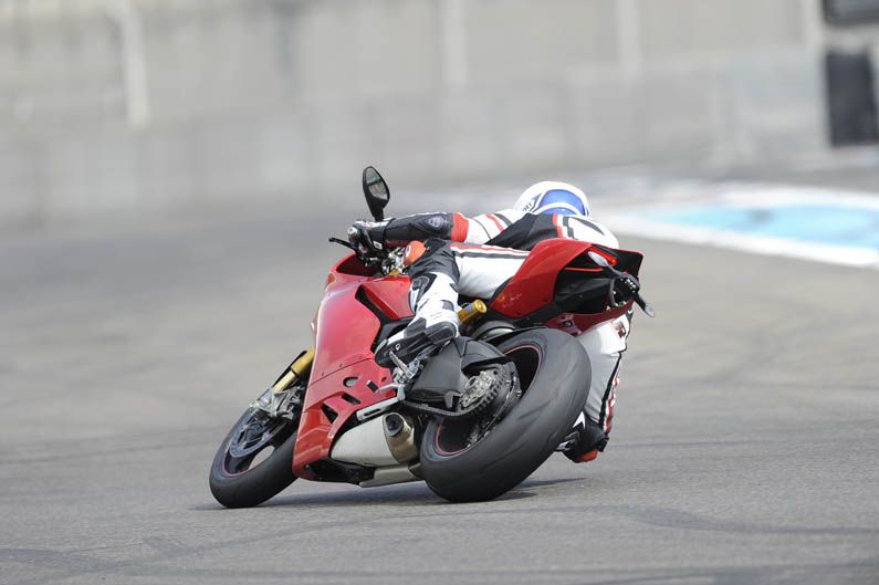 Ducati 1199 Panigale con Óscar Pena y Troy Bayliss