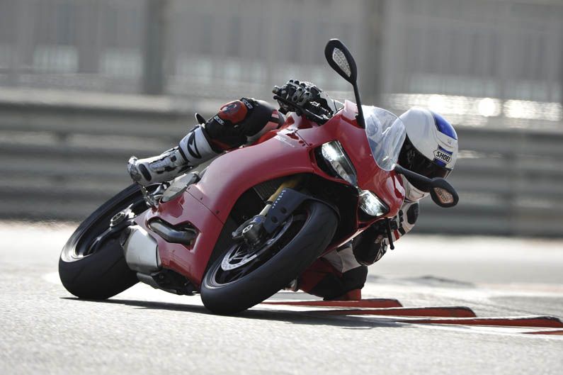 Ducati 1199 Panigale con Óscar Pena y Troy Bayliss