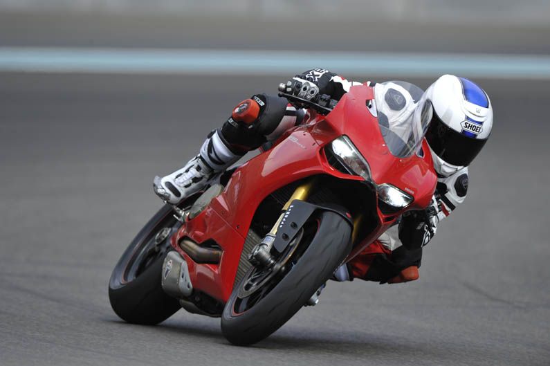 Ducati 1199 Panigale con Óscar Pena y Troy Bayliss