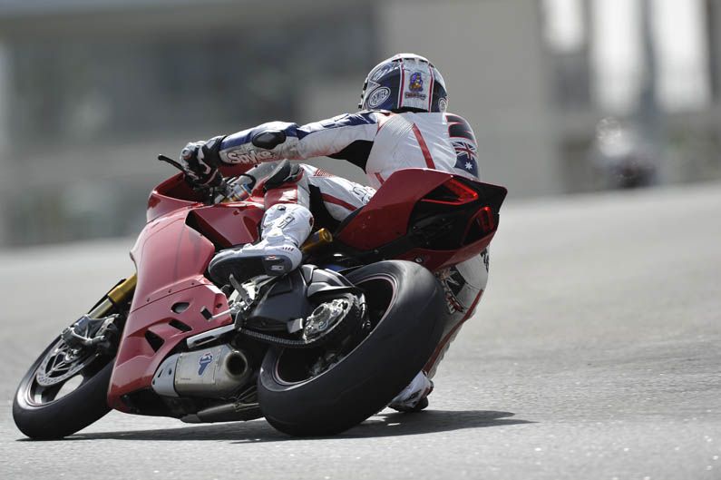 Ducati 1199 Panigale con Óscar Pena y Troy Bayliss