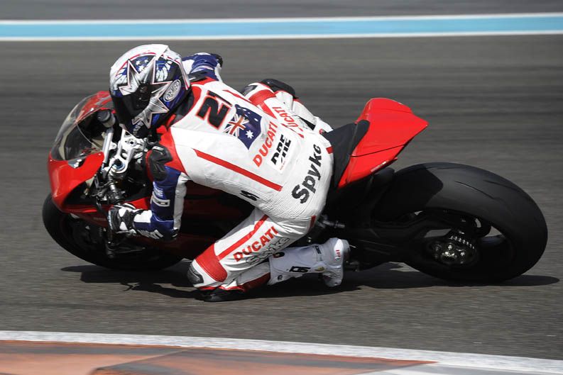 Ducati 1199 Panigale con Óscar Pena y Troy Bayliss