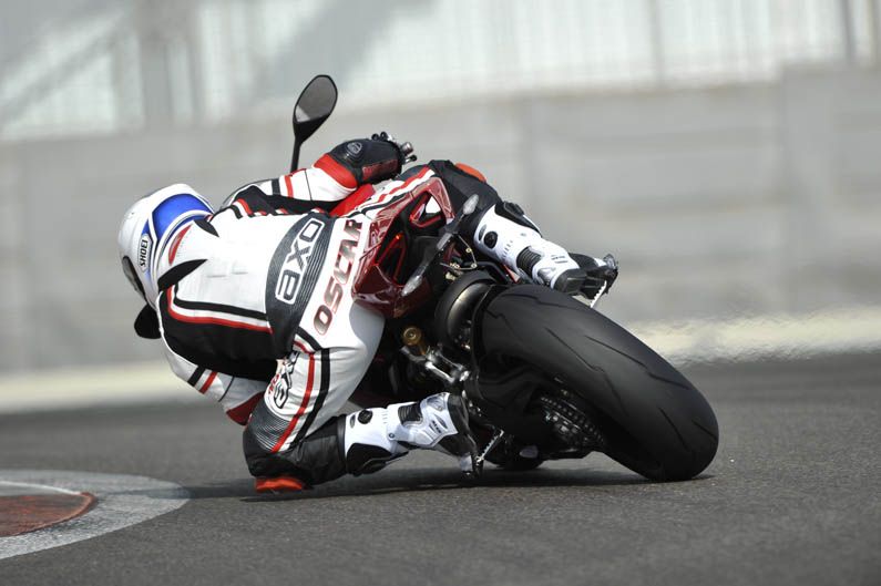 Ducati 1199 Panigale con Óscar Pena y Troy Bayliss