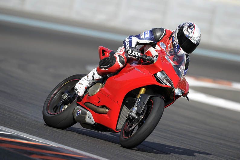 Ducati 1199 Panigale con Óscar Pena y Troy Bayliss