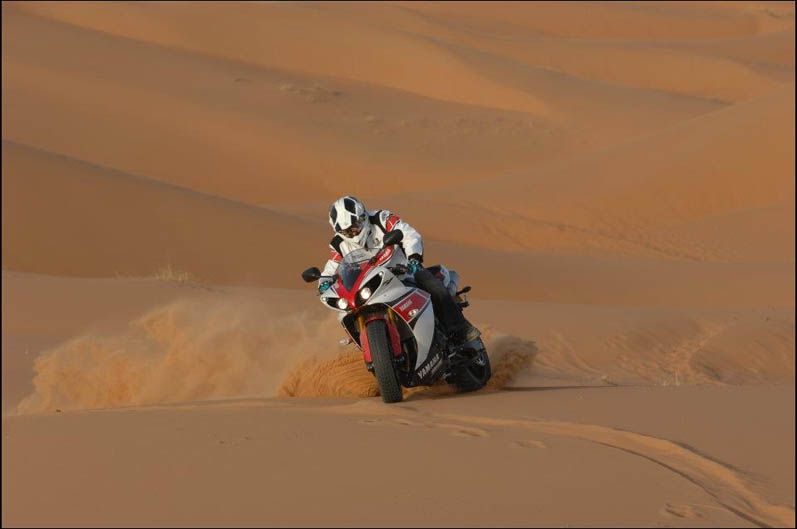 Stephane Peterhansel, con la Yamaha R1 en las dunas