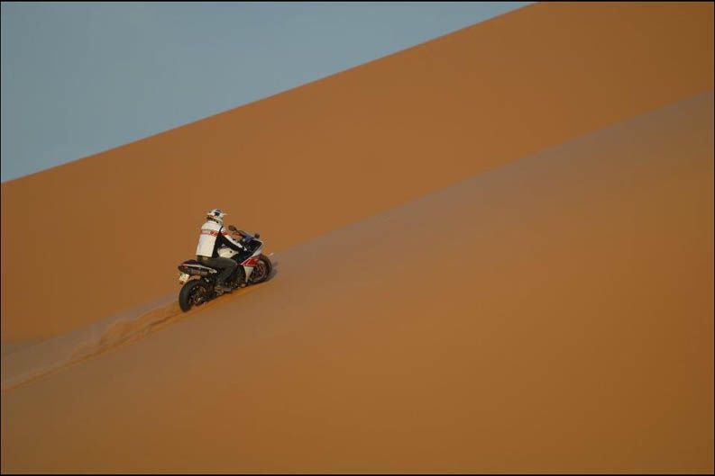 Stephane Peterhansel, con la Yamaha R1 en las dunas