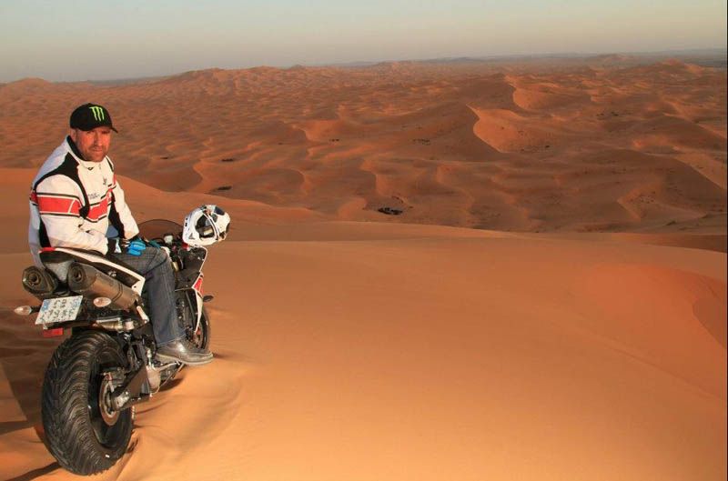 Stephane Peterhansel, con la Yamaha R1 en las dunas