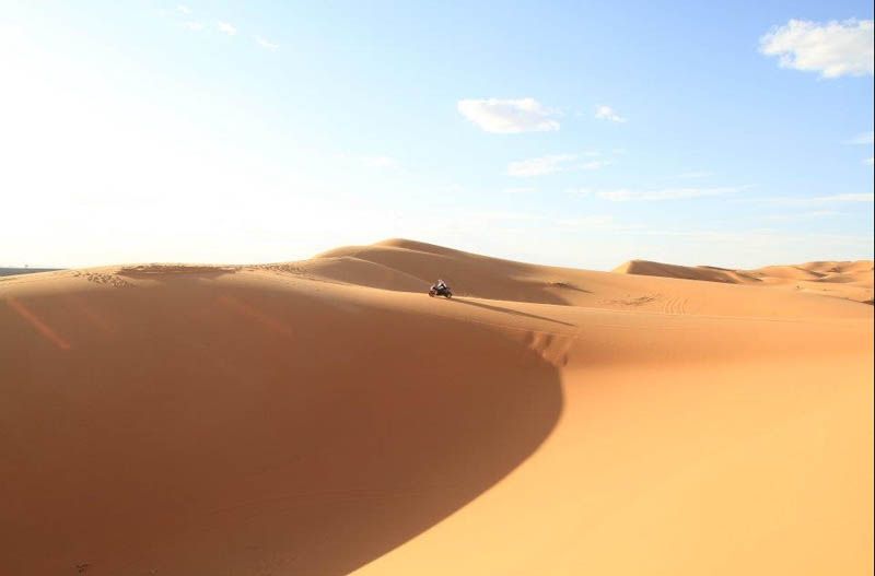 Stephane Peterhansel, con la Yamaha R1 en las dunas
