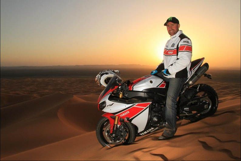 Stephane Peterhansel, con la Yamaha R1 en las dunas