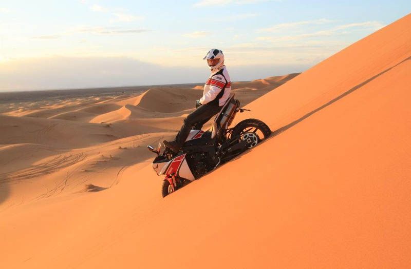 Stephane Peterhansel, con la Yamaha R1 en las dunas