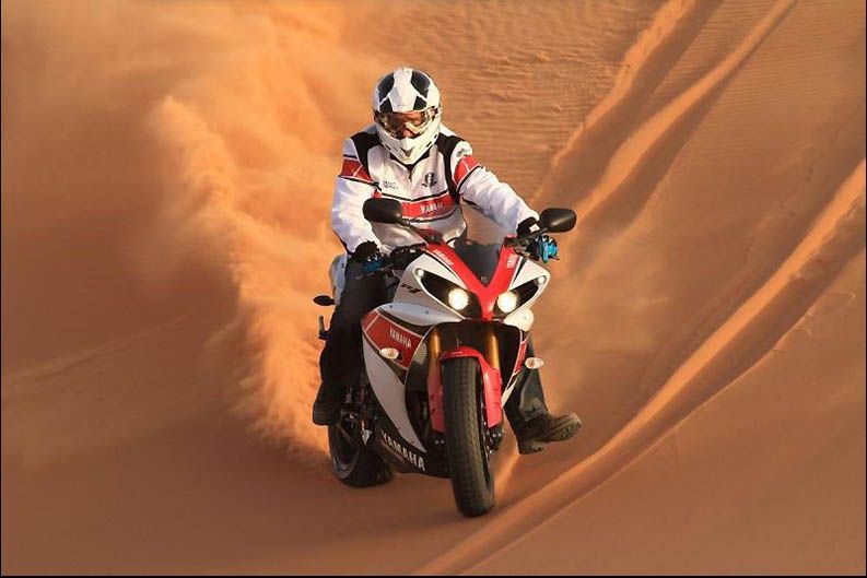 Stephane Peterhansel, con la Yamaha R1 en las dunas