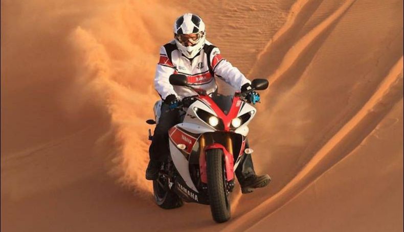 Stephane Peterhansel, con la Yamaha R1 en las dunas Stephane Peterhansel, con la Yamaha R1 en las dunas