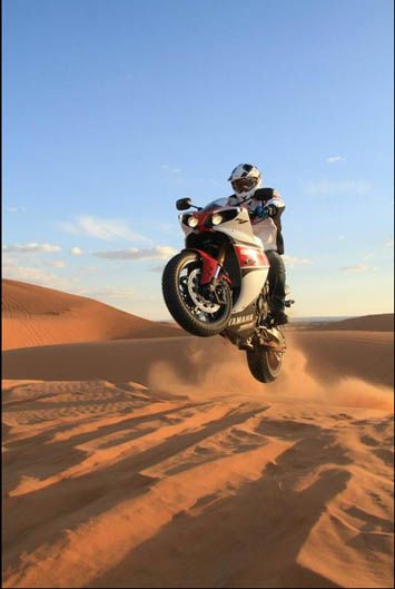 Stephane Peterhansel, con la Yamaha R1 en las dunas