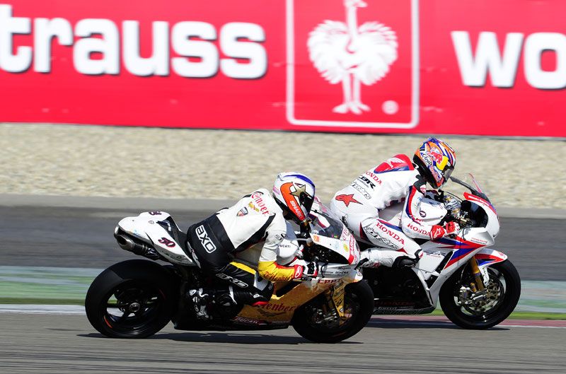 Guintoli y Rea. Mundial SBK Assen 2012.