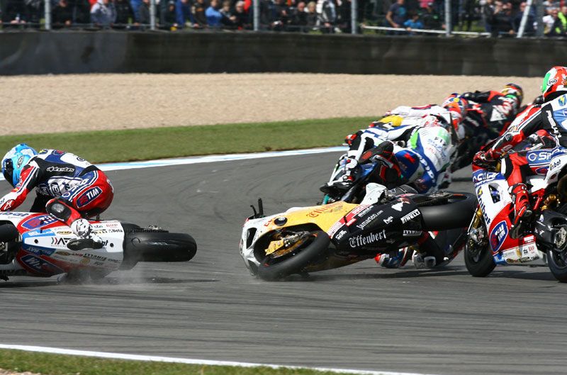 Caída Checa y Smrz. Mundial SBK Donington 2012