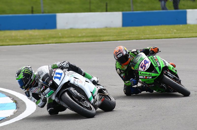 Lowes y Sofuoglu. Carrera SSP Donington 2012
